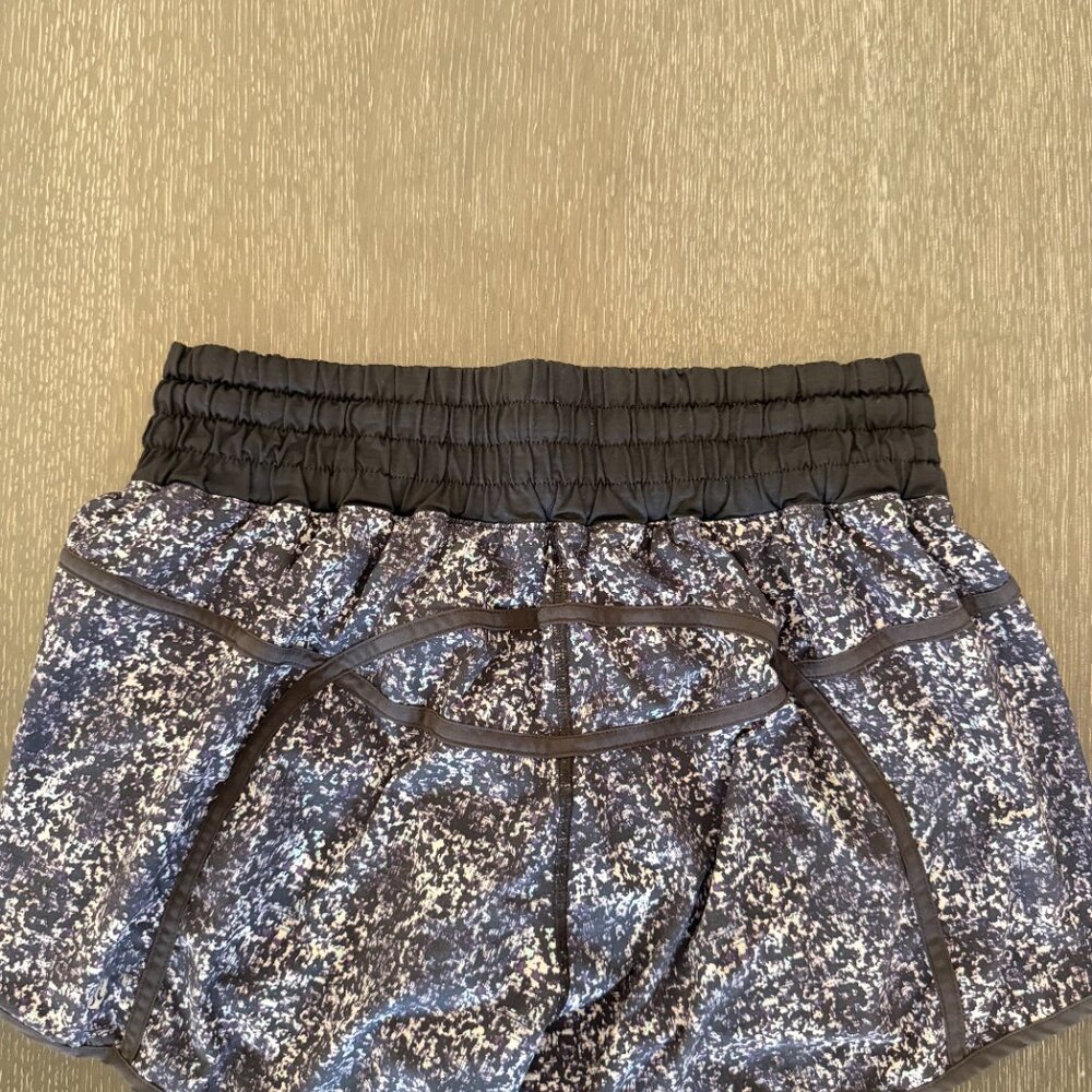 Lululemon Tracker Low-Rise Shorts 4" lined - Picture 2 of 2